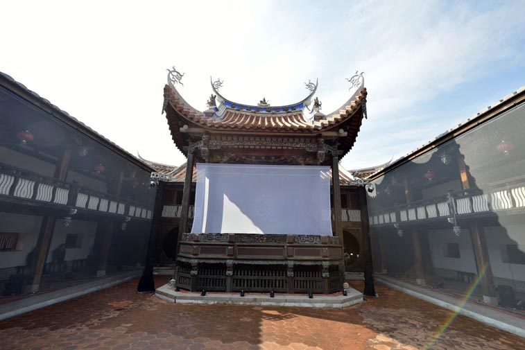 stereoscopic projection and interactive performing in Lin Historical Theater